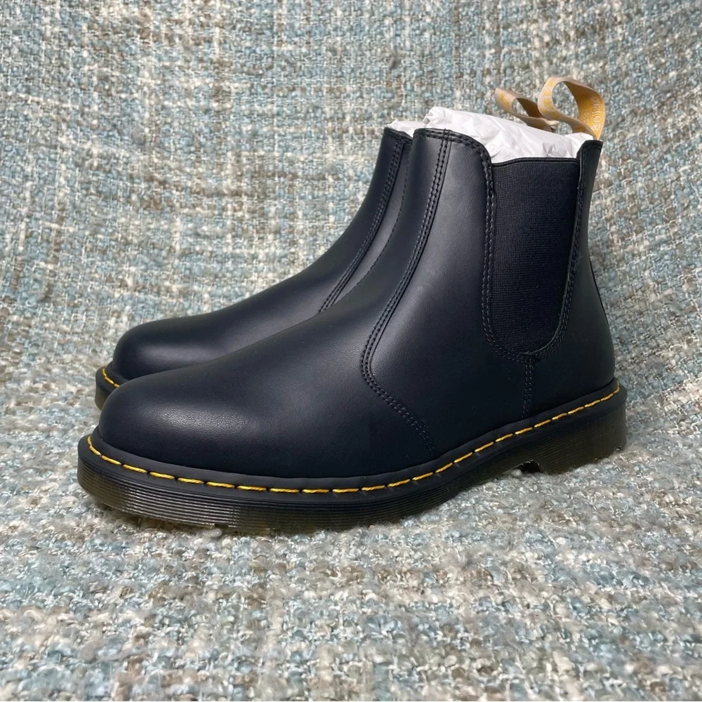 Dr. Martens Men's 2976 Vegan Chelsea Boot in Black Felix Rub Off - Picture 2 of 9